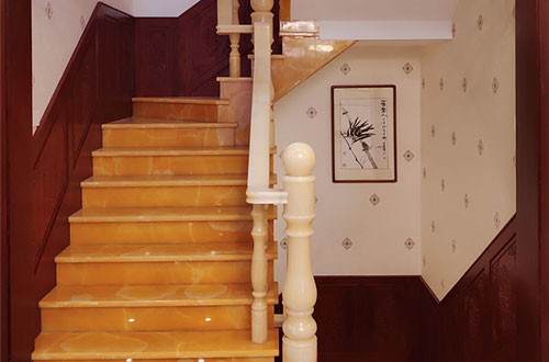 龙山中式别墅室内汉白玉石楼梯的定制安装装饰效果